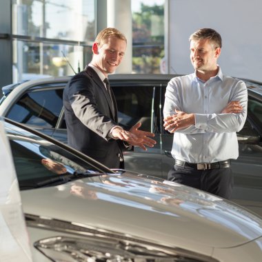 Satış elemanı olarak çalışan genç adam