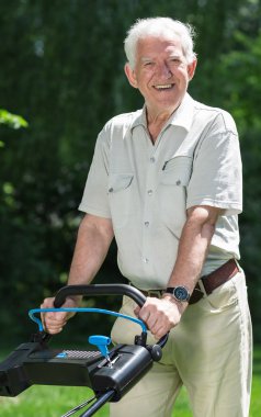 Sabah erken çim biçme