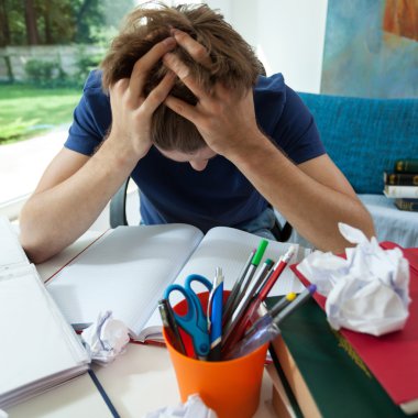 Yorgun öğrenci evde