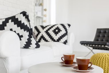 Modern bir oturma odasında kahve saati