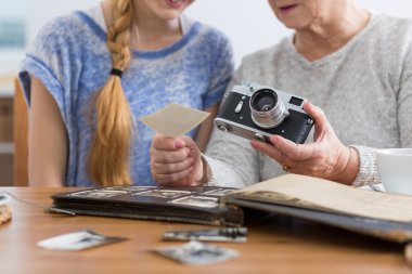 Eski aile hikayelerini duymak memnun