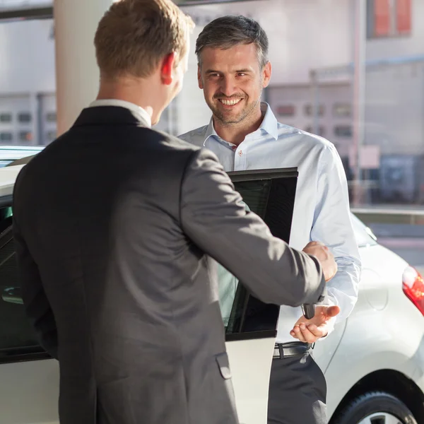 Volwassen man kopen nieuwe auto — Stockfoto