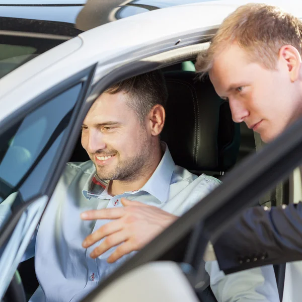 Client testing car — Stock Photo, Image