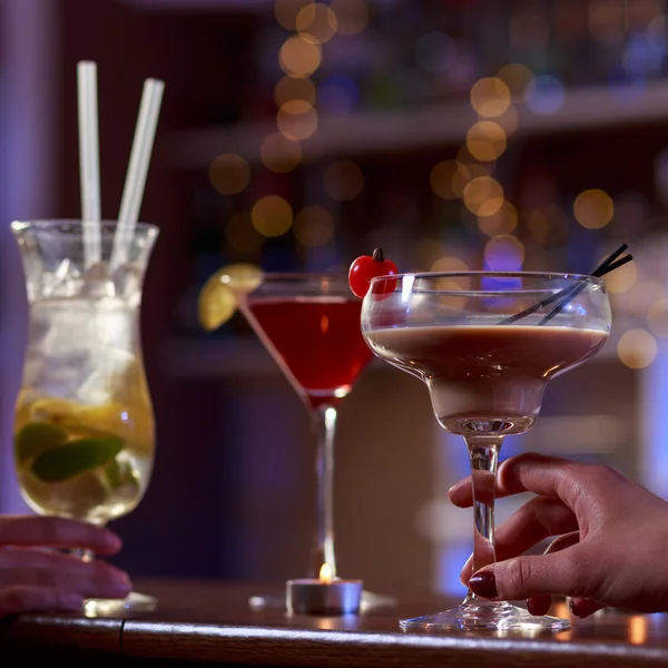 Cocktails on the bar counter — Stock Photo, Image