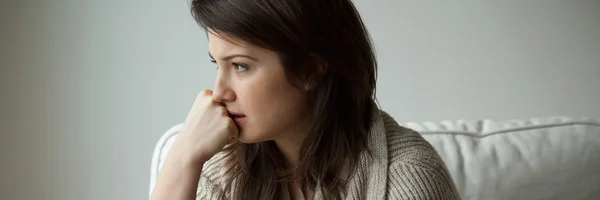 Mujer joven triste — Foto de Stock