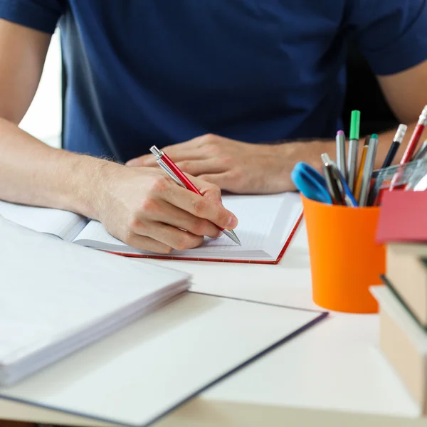 Student během dělat domácí úkoly — Stock fotografie