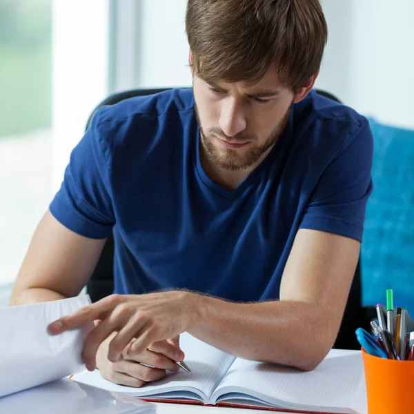 Estudiante durante el trabajo — Foto de Stock