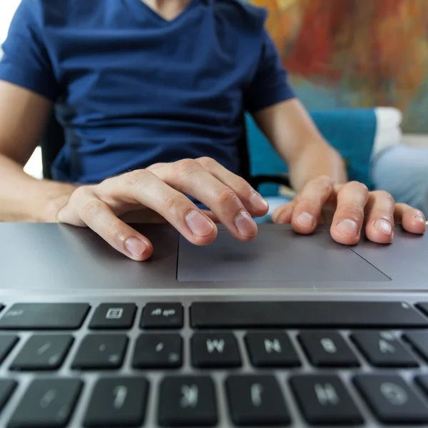 Estudante atrás do teclado do computador — Fotografia de Stock