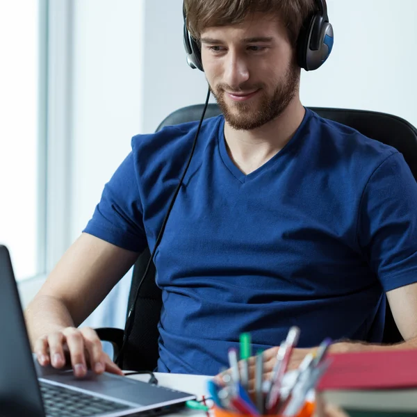 Student som lyssnar på musik — Stockfoto