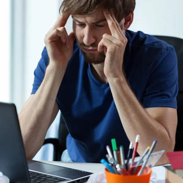 Schüler mit Kopfschmerzen muss lernen — Stockfoto