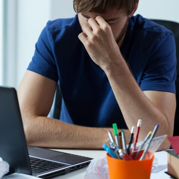 Bezorgd student met computer — Stockfoto