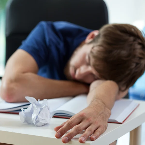 Estudiante cansado se duerme — Foto de Stock