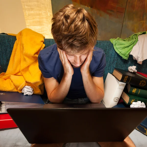 Ovansida av utmattad student — Stockfoto