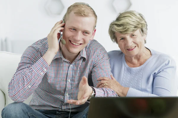 Att ha kontakt med människor från hela världen — Stockfoto