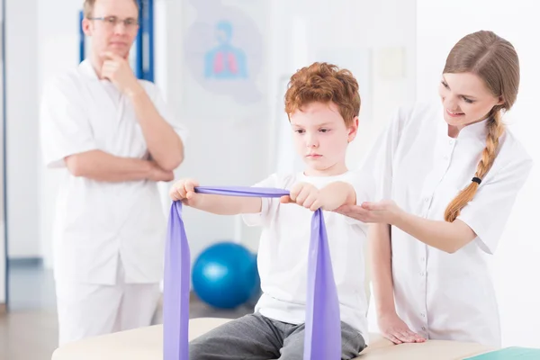 Plein engagement pour aider l'enfant blessé — Photo