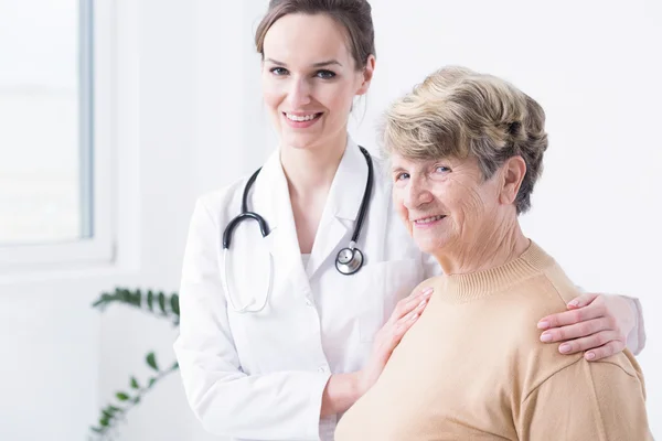 Ella siempre cuida bien a sus pacientes. —  Fotos de Stock