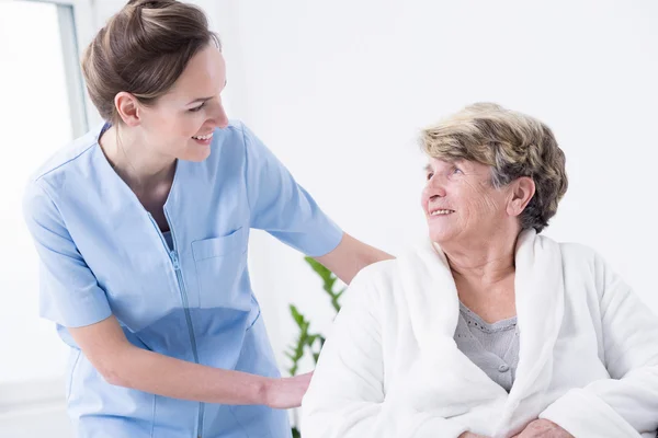 She knows she's in good hands — Stock Photo, Image