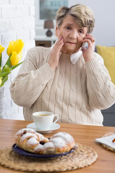 Feels sorry her grandchildren cannot arrive today — Stock Photo, Image