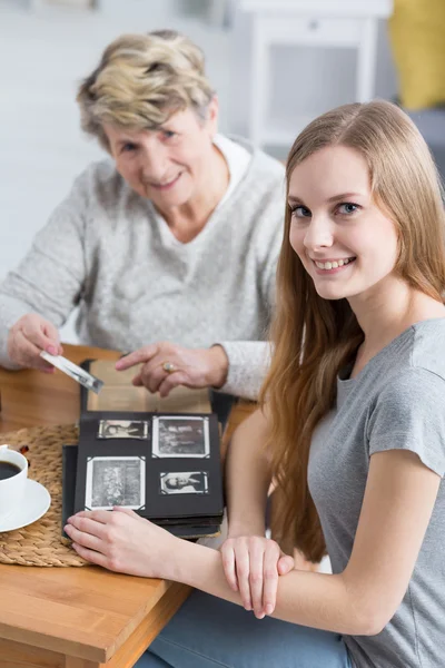 Blij dat ze hier nog steeds om me te vertellen over het verleden — Stockfoto