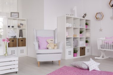 Rahat tarzı ve ince tasarımı çağdaş bebek odası