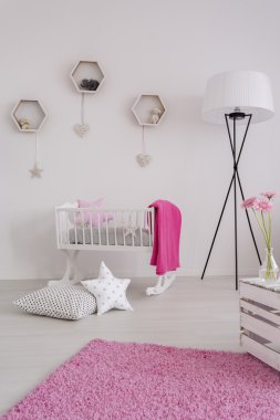 Beyaz ve saf tarzı ve ince tasarımı bir bebek kız odası