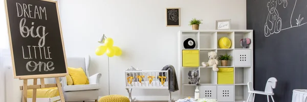 Gezellige kamer van de baby met blackboard tekening muur — Stockfoto