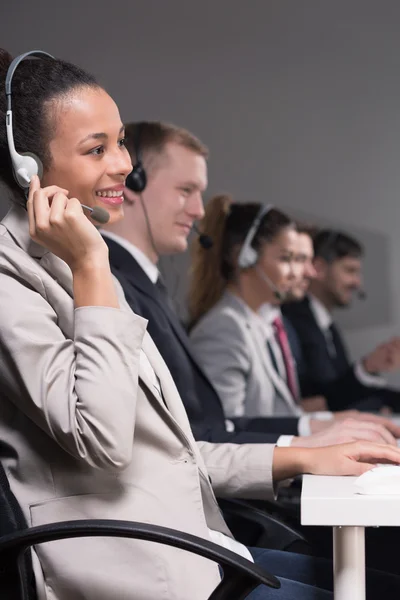 Vriendelijke werk omgeving in callcenter — Stockfoto