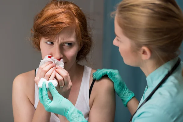 Warum die Blutung nicht aufhört? — Stockfoto