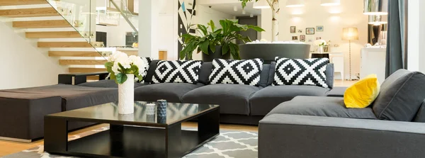 Conforto e estilo de sala de estar luxuosa — Fotografia de Stock