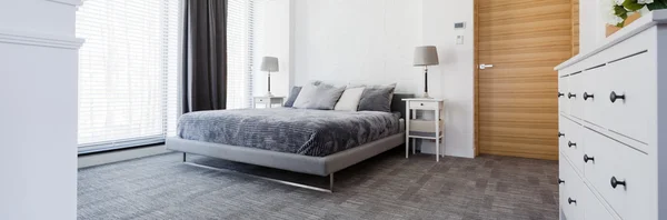 Avant-garde slaapkamer relfecting de rust van de dageraad — Stockfoto