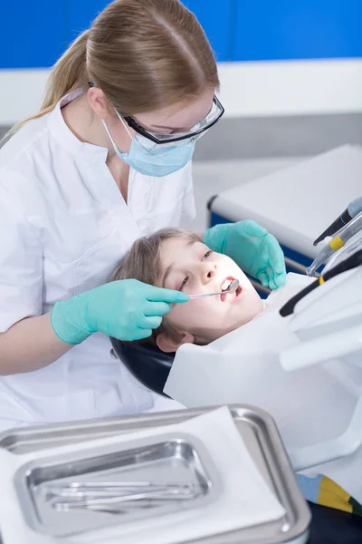Very brave at dentist's office — Stock Photo, Image