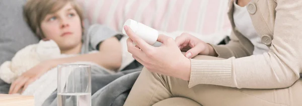 Mamá sabe cómo ayudar a su hijo. — Foto de Stock