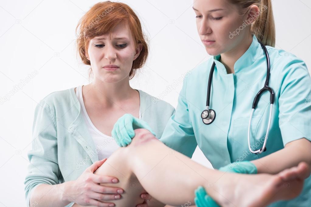 Детский гастроэнтеролог. Педиатр. Врач грудь. Доктор прослушивает девушку. Доктор лапает пациента.