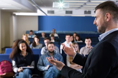 Dinleyici ilgisini kazanmak için onun vücut dilini kullanarak