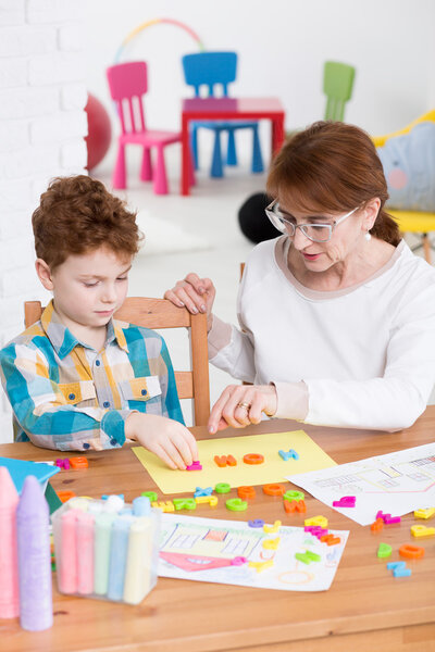 Обучение с помощью веселья в красочном кабинете детского терапевта
