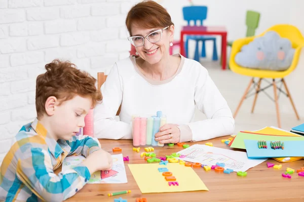 Equipado con todas las habilidades necesarias para ayudar a los niños difíciles —  Fotos de Stock