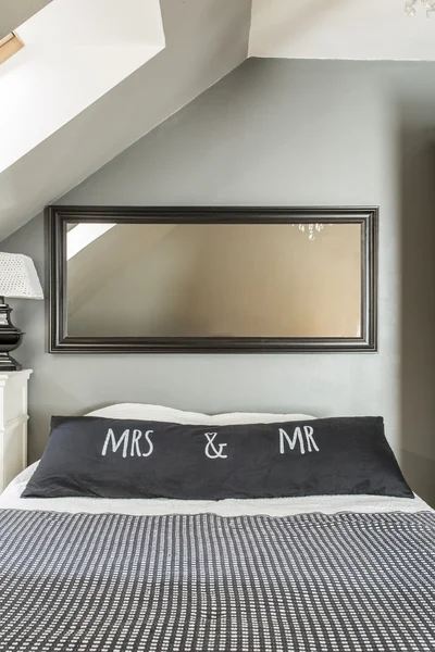 Мистер и миссис Сопестицированная спальня — стоковое фото