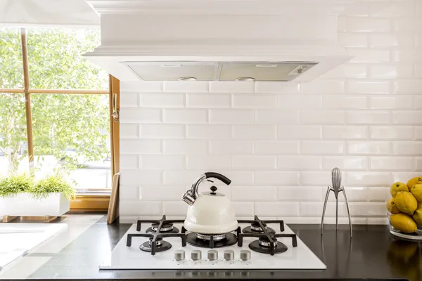 Witte bakstenen backsplash idee — Stockfoto