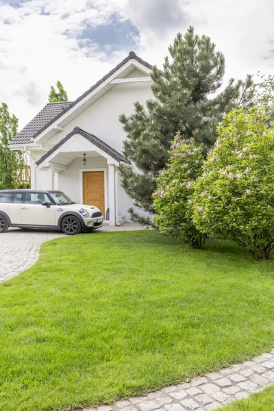 Hermosa casa blanca con un patio trasero — Foto de Stock