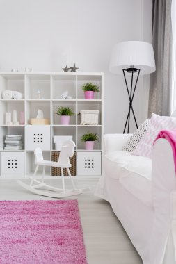Beyaz ve pembe huzurlu küçük kızın odası