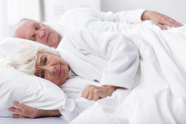 Teilen von Träumen in einem Bett — Stockfoto