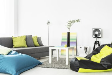 Büyük bir şehrin modern daire bölgesinde rahatla