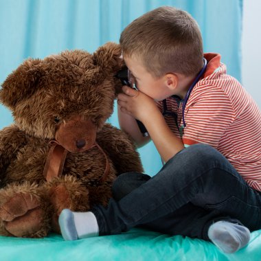 Doktor oynayan çocuk