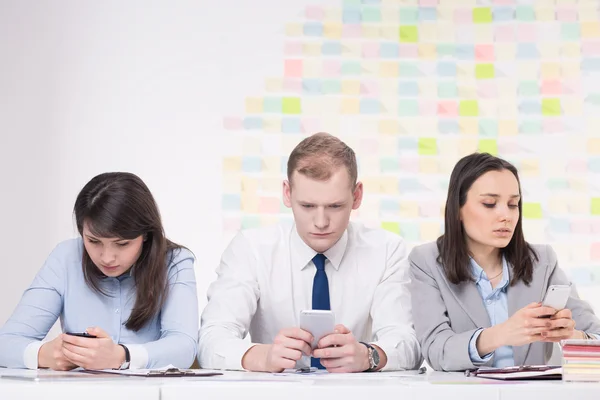 Descanso de Smartphone en oficina — Foto de Stock