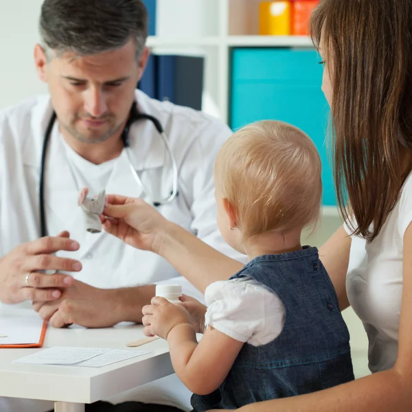Little girl at pediatrician's office — Stock Photo, Image