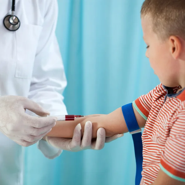 Pediatra che preleva campioni di sangue — Foto Stock