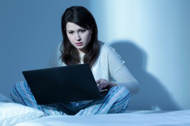 Gecenin içinde dizüstü bilgisayar kullanarak