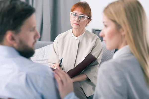 Buen terapeuta acompaña las acciones tomadas de forma independiente — Foto de Stock