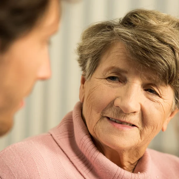 Mulher sênior conversando com médico — Fotografia de Stock