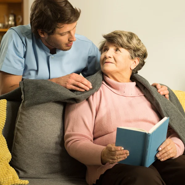 Verpleegkundige zorg over senior patiënt — Stockfoto